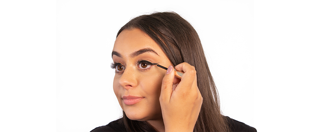 Simply drag the precise tip of the eyeliner outwards to create your perfect wing